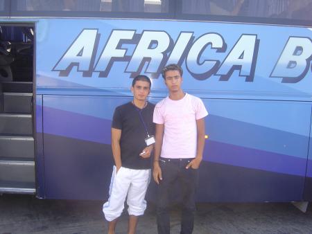 c moi et achraf a cote de bus